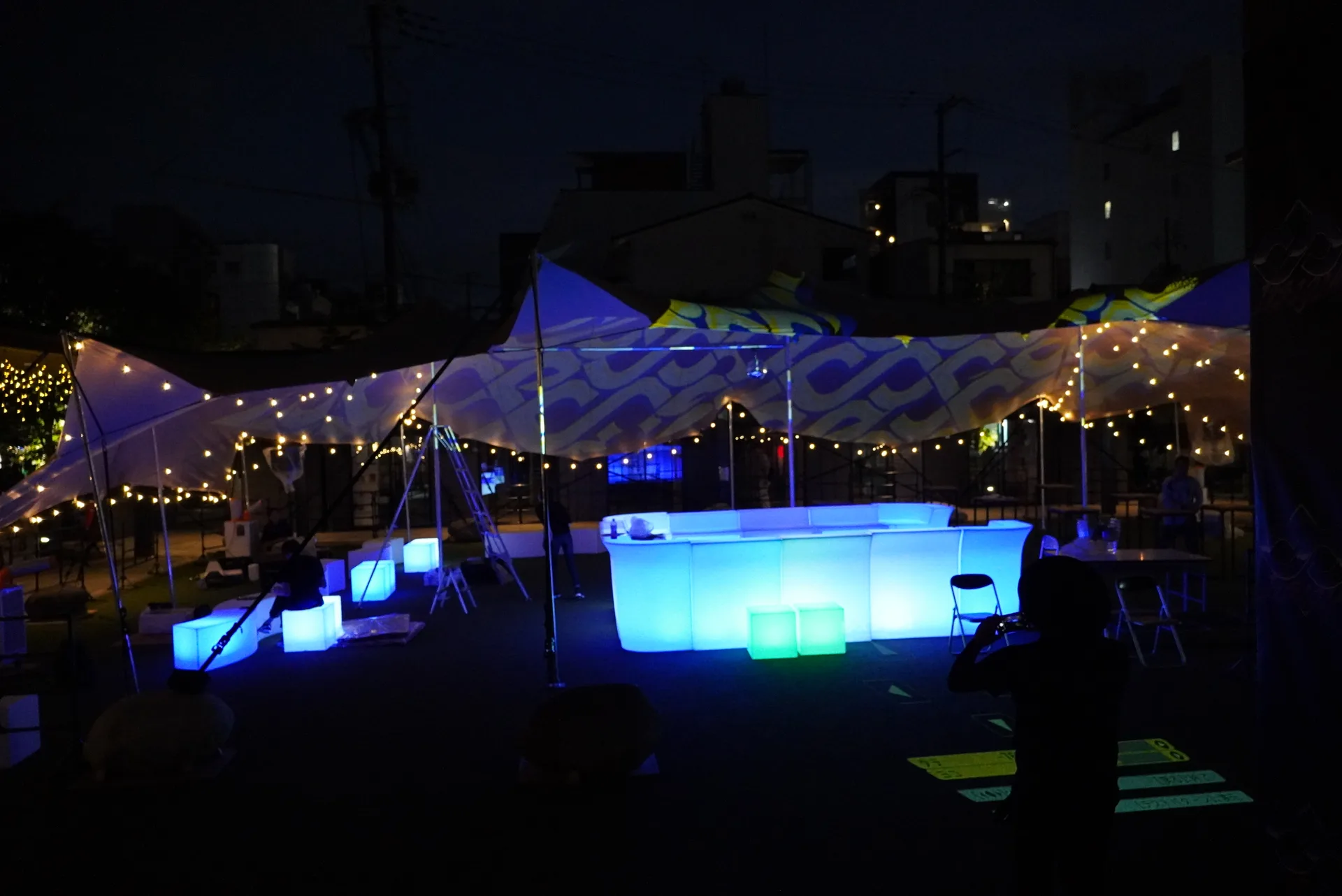 ライトアップされたストレッチテント会場
