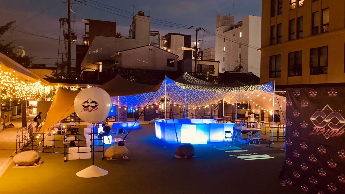 夕暮れの会場とテント