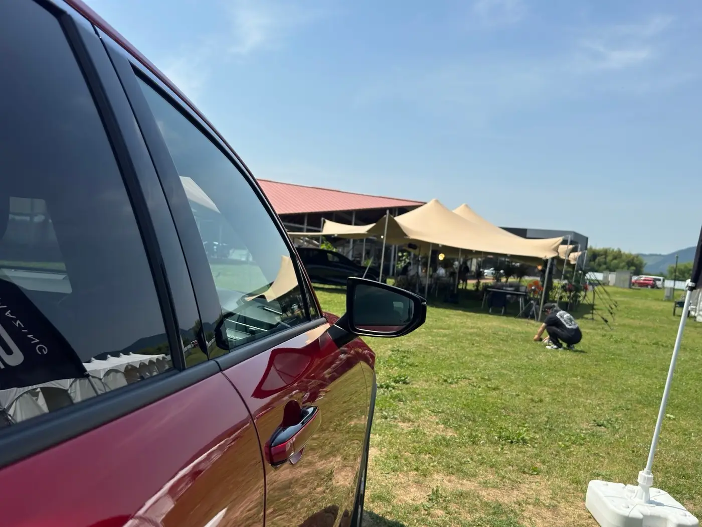 テントの下に展示した LEXUS の車両
